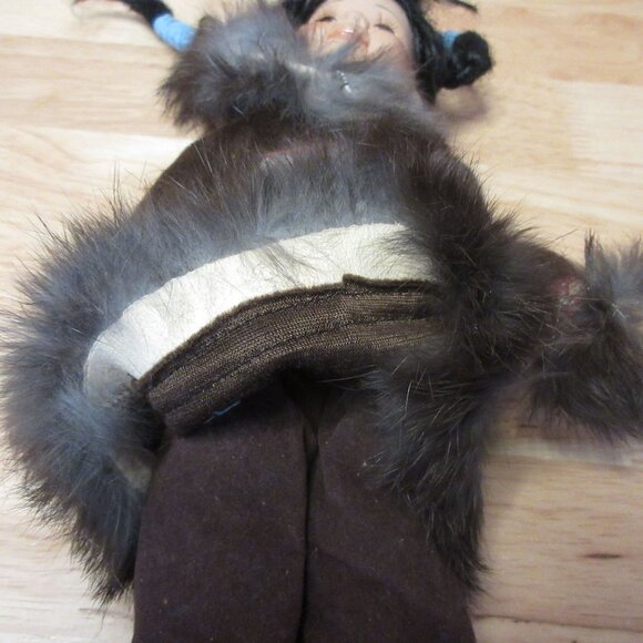 Vintage Native Indian Eskimo Doll Porcelain Head With Hooded Fur 13" - Picture 6 of 8